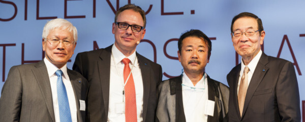 Tetsu Matsui, COO von von Sumitomo Riko, Olaf Hahn, CEO der Anvis Group, der zur Weihe des Shinto-Schreins angereiste Priester Hayashi und Yoshiaki Nishimura, CEO der Sumitomo Riko Company waren die wichtigsten Protagonisten der Eröffnungsfeier. Tetsu Matsui, COO von von Sumitomo Riko, Olaf Hahn, CEO der Anvis Group, der zur Weihe des Shinto-Schreins angereiste Priester Hayashi und Yoshiaki Nishimura, CEO der Sumitomo Riko Company waren die wichtigsten Protagonisten der Eröffnungsfeier.