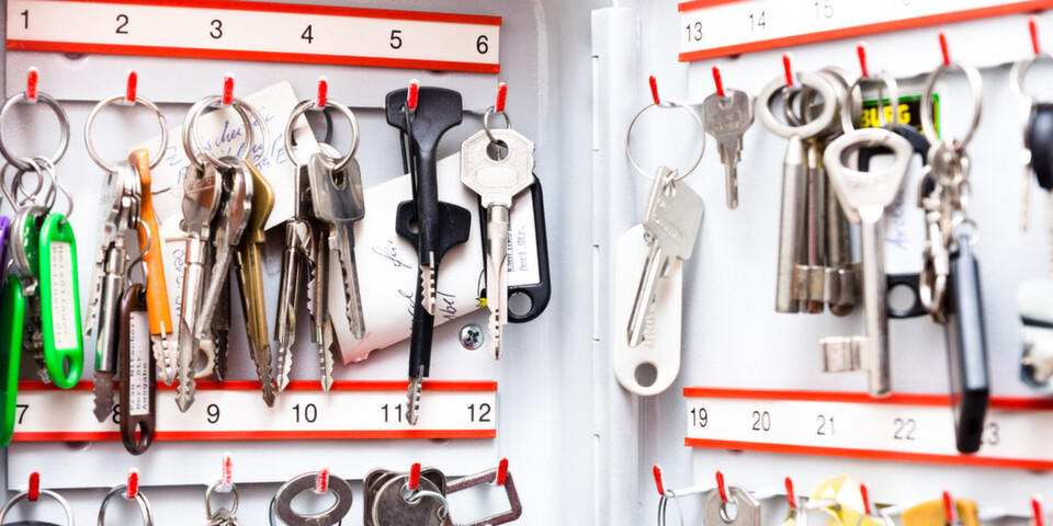 Datenschutz und Verschlüsselung sind heikle Themen in Unternehmen. Einfache Technik und klare Regeln helfen, die Mitarbeiter für das Thema Sicherheit zu sensibilisieren. Datenschutz und Verschlüsselung sind heikle Themen in Unternehmen. Einfache Technik und klare Regeln helfen, die Mitarbeiter für das Thema Sicherheit zu sensibilisieren.