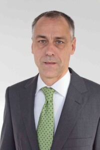 Jürgen Steinhäuser, Leiter Vertrieb und Marketing bei Elesta: „Die Fragen der vernetzten Fabrik, der intelligenten Wohnung oder des fahrerlosen Autos sind auch immer eine Frage der Energietrennung und somit sind die Relais schon heute in diesen Zukunftsprojekten vertreten.“ Jürgen Steinhäuser, Leiter Vertrieb und Marketing bei Elesta: „Die Fragen der vernetzten Fabrik, der intelligenten Wohnung oder des fahrerlosen Autos sind auch immer eine Frage der Energietrennung und somit sind die Relais schon heute in diesen Zukunftsprojekten vertreten.“