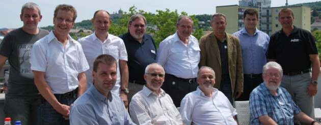 Die Teilnehmer des Workshops waren (v. hinten li.) Robert Czschka von der Berufsschule für Kfz-Technik Wien, Peter Sommer und Roland Fischer, 2rad Schweiz, Aarau (Schweiz), Peter Flügel, Geschäftsführer der Zweiradmechaniker-Landesinnung Hessen, Ernst Brehm, Brehm Zweiräder, Roßdorf, Peter Goltzsche Landesinnungsmeister Hessen, Milan Chylik von der Intergrovaná Skola Brünn (Tschechien), bike und business"- Chefredakteur Stephan Maderner. Des weiteren waren dabei (vorne v. li.): Libor Machát, Intergrovaná Skola Brünn (Tschechien), Lorenz Schertler und Markus Fuchs von der Berufsschule für Kfz-Technik Wien (Österreich) und Franz Schmitt, Kfz-Meister & Berater, Selters. Die Teilnehmer des Workshops waren (v. hinten li.) Robert Czschka von der Berufsschule für Kfz-Technik Wien, Peter Sommer und Roland Fischer, 2rad Schweiz, Aarau (Schweiz), Peter Flügel, Geschäftsführer der Zweiradmechaniker-Landesinnung Hessen, Ernst Brehm, Brehm Zweiräder, Roßdorf, Peter Goltzsche Landesinnungsmeister Hessen, Milan Chylik von der Intergrovaná Skola Brünn (Tschechien), bike und business"- Chefredakteur Stephan Maderner. Des weiteren waren dabei (vorne v. li.): Libor Machát, Intergrovaná Skola Brünn (Tschechien), Lorenz Schertler und Markus Fuchs von der Berufsschule für Kfz-Technik Wien (Österreich) und Franz Schmitt, Kfz-Meister & Berater, Selters.