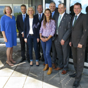 Die Jury des Gebrauchtwagen Awards 2015: (v. li.) Silvia Lulei (»Gebrauchtwagen Praxis«), Johannes Höfflin (Real Garant), Silke Meyer (Vogel Business Media), Daniel König (Real Garant), Anna Matuschek und Dr. Martin Endlein (beide DAT), Steffen Höschler und Marc Gounaris (beide Dekra). Die Jury des Gebrauchtwagen Awards 2015: (v. li.) Silvia Lulei (»Gebrauchtwagen Praxis«), Johannes Höfflin (Real Garant), Silke Meyer (Vogel Business Media), Daniel König (Real Garant), Anna Matuschek und Dr. Martin Endlein (beide DAT), Steffen Höschler und Marc Gounaris (beide Dekra).