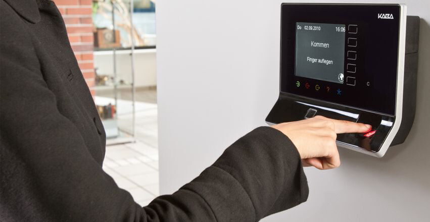 In Unternehmen kommen vermehrt biometrische Systeme wie Fingerabdruck-Scanner zum Einsatz. In Unternehmen kommen vermehrt biometrische Systeme wie Fingerabdruck-Scanner zum Einsatz.