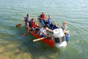 Eine Smoje wird ins Wasser gelassen: Die intelligenten Bojen wurden von der Berner Fachhochschule entwickelt. Eine Smoje wird ins Wasser gelassen: Die intelligenten Bojen wurden von der Berner Fachhochschule entwickelt.