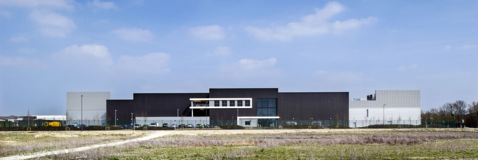 „Rechenzentrum mit Wolke“ könnte dieses Foto heißen. Tatsächlich zeigt es eines der modernsten Datacenter Europas. Mit einer Gesamtkapazität von 6 Megawatt finden dort bis zu 50.000 Servereinheiten Platz. „Rechenzentrum mit Wolke“ könnte dieses Foto heißen. Tatsächlich zeigt es eines der modernsten Datacenter Europas. Mit einer Gesamtkapazität von 6 Megawatt finden dort bis zu 50.000 Servereinheiten Platz.