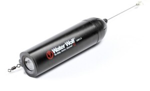 Red Dot Award 2015 - Unterwasserkamera zum Angeln Water Wolf HD UW1 vom Hersteller Svendsen Sport, Dänemark: Die Unterwasserkamera Water Wolf HD UW1 ermöglicht Aufnahmen beim Angeln in Salz- und Süßwasser. Sie wird mithilfe einer Stahlstange an der Angelschnur befestigt und kann bei verschiedenen Formen des Angelns wie Kunstköderangeln oder Angeln mit Schwimmern eingesetzt werden. Die Befestigung ist so konzipiert, dass die Kamera stets in der richtigen Position im Wasser liegt. Zudem bietet ihre schlanke Form nur einen geringen Wasserwiderstand, sodass die Kamera ruhig durch das Wasser gleitet. Red Dot Award 2015 - Unterwasserkamera zum Angeln Water Wolf HD UW1 vom Hersteller Svendsen Sport, Dänemark: Die Unterwasserkamera Water Wolf HD UW1 ermöglicht Aufnahmen beim Angeln in Salz- und Süßwasser. Sie wird mithilfe einer Stahlstange an der Angelschnur befestigt und kann bei verschiedenen Formen des Angelns wie Kunstköderangeln oder Angeln mit Schwimmern eingesetzt werden. Die Befestigung ist so konzipiert, dass die Kamera stets in der richtigen Position im Wasser liegt. Zudem bietet ihre schlanke Form nur einen geringen Wasserwiderstand, sodass die Kamera ruhig durch das Wasser gleitet.