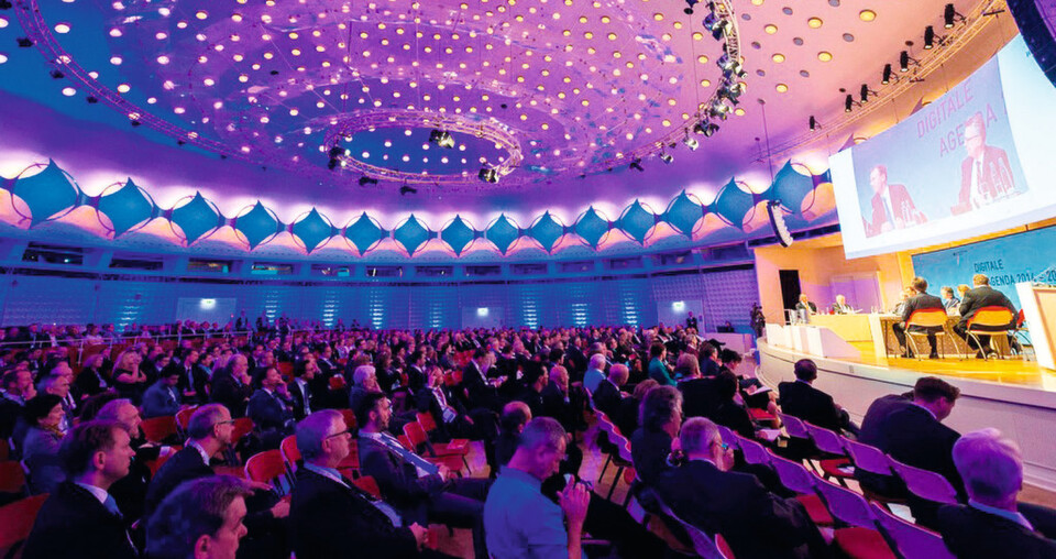 Bundesinnenminister Thomas de Maizière moderierte das Forum Digitale Gesellschaft des IT-Gipfels @ Zukunftskongress Bundesinnenminister Thomas de Maizière moderierte das Forum Digitale Gesellschaft des IT-Gipfels @ Zukunftskongress