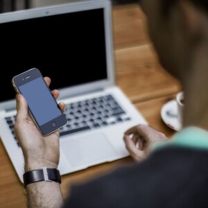 Computer, Netzwerke, Server und Access Points lassen sich mit ausgeklügelten Hard- und Softwarelösungen gegen Angriffe und Spionage abschirmen. Was aber, wenn Hacker den Menschen vor dem Bilschirm ins Visier nehmen? Das sogenannte "Social Engineering" wird als Bedrohungslage systematisch unterschätzt, sagen Experten. Computer, Netzwerke, Server und Access Points lassen sich mit ausgeklügelten Hard- und Softwarelösungen gegen Angriffe und Spionage abschirmen. Was aber, wenn Hacker den Menschen vor dem Bilschirm ins Visier nehmen? Das sogenannte "Social Engineering" wird als Bedrohungslage systematisch unterschätzt, sagen Experten.