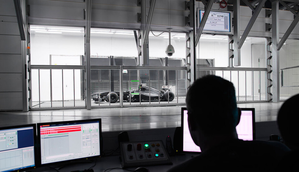 Die Windschnittigkeit eines Rennwagens der Formel 1 entscheidet mit, wer gewinnt. Um die Strömungen zu berechnen, sind CFD-Analysen auf 25 Teraflops in 24 Stunden zugelassen. Die Windschnittigkeit eines Rennwagens der Formel 1 entscheidet mit, wer gewinnt. Um die Strömungen zu berechnen, sind CFD-Analysen auf 25 Teraflops in 24 Stunden zugelassen.