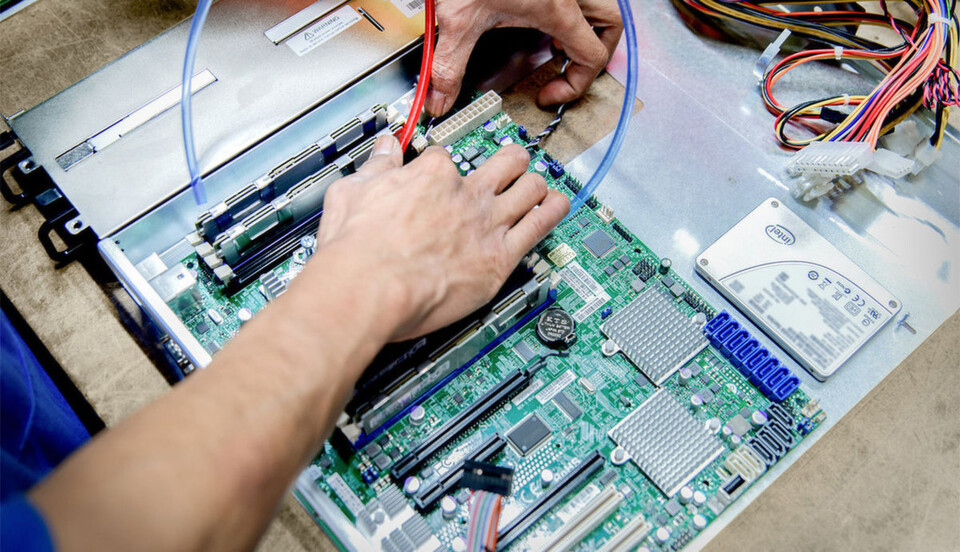 Die acht Komponenten Gehäuse, On/Off Button, Energieversorgung, Motherboard, Prozessor, RAM, Festplatte und Wasserkühlung sind bei OVH in etwa 15 Minuten zusammengebaut. Die acht Komponenten Gehäuse, On/Off Button, Energieversorgung, Motherboard, Prozessor, RAM, Festplatte und Wasserkühlung sind bei OVH in etwa 15 Minuten zusammengebaut.