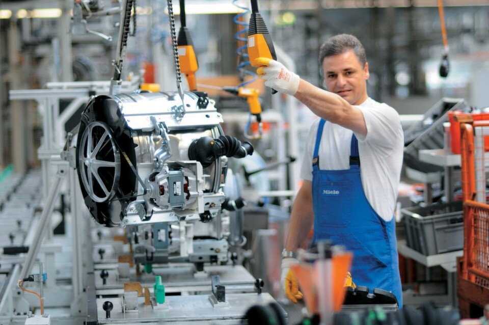 Waschmaschinen-Produktion bei Miele in Gütersloh. Über 16.500 Menschen arbeiten weltweit für das Familienunternehmen, über 60 % in Deutschland. Die Verbundenheit zum Unternehmen ist groß, die Fluktuation liegt bei weit unter 1 %. Waschmaschinen-Produktion bei Miele in Gütersloh. Über 16.500 Menschen arbeiten weltweit für das Familienunternehmen, über 60 % in Deutschland. Die Verbundenheit zum Unternehmen ist groß, die Fluktuation liegt bei weit unter 1 %.