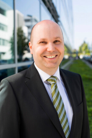 Peter Wüst ist Director Cloud & Alliances CEMA bei Netapp, verantwortlich für Deutschland, Österreich, Schweiz, Osteuropa, Russland und die GUS sowie den Mittleren Osten und Afrika: „Aus unserer Sicht entwickelt sich die hybride Cloud zum führenden Ansatz für die IT-Leistungserbringung. Wer unternehmenskritische Daten außerhalb der Firmengrenzen nutzt, benötigt jedoch eine angepasste Strategie für das Daten-Management.“ Peter Wüst ist Director Cloud & Alliances CEMA bei Netapp, verantwortlich für Deutschland, Österreich, Schweiz, Osteuropa, Russland und die GUS sowie den Mittleren Osten und Afrika: „Aus unserer Sicht entwickelt sich die hybride Cloud zum führenden Ansatz für die IT-Leistungserbringung. Wer unternehmenskritische Daten außerhalb der Firmengrenzen nutzt, benötigt jedoch eine angepasste Strategie für das Daten-Management.“
