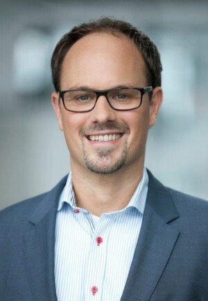 Anfang 2001 gründete Sebastian Zilch sein eigenes Start-up, erwarb 2004 dann den Abschluss zum Dipl. Informatik-Betriebswirt (VWA) in Frankfurt am Main. Danach war Zilch unter anderem bei McKinsey & Company und Siemens Global Procurement Services tätig. Anfang 2001 gründete Sebastian Zilch sein eigenes Start-up, erwarb 2004 dann den Abschluss zum Dipl. Informatik-Betriebswirt (VWA) in Frankfurt am Main. Danach war Zilch unter anderem bei McKinsey & Company und Siemens Global Procurement Services tätig.