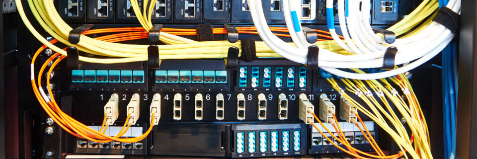 Im Vergleich zu klassischen hierarchischen Ethernet-Architekturen bieten Ethernet Fabrics mehr Leistung, effiziente Ressourcen-Nutzung, Verfügbarkeit und Einfachheit. Im Vergleich zu klassischen hierarchischen Ethernet-Architekturen bieten Ethernet Fabrics mehr Leistung, effiziente Ressourcen-Nutzung, Verfügbarkeit und Einfachheit.