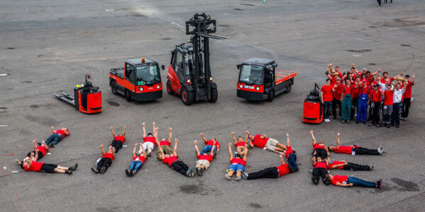 Ein Gruß des ehrenamtlichen Logistik-Teams der Formula Student Germany an Linde Material Handling im vergangenen Jahr. Ein Gruß des ehrenamtlichen Logistik-Teams der Formula Student Germany an Linde Material Handling im vergangenen Jahr.