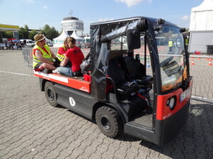 Offenbar nicht nur beim Fahren bequem – ein Teil der FSG-Crew nutzt einen Linde Plattformwagen W20 mit Straßenzulassung als Pausenplatz mit erhöhter Sichtposition. Offenbar nicht nur beim Fahren bequem – ein Teil der FSG-Crew nutzt einen Linde Plattformwagen W20 mit Straßenzulassung als Pausenplatz mit erhöhter Sichtposition.