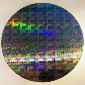 Momentan ist Silizium aus der Halbleiter-Herstellung nicht wegzudenken, allerdings stoßen Hersteller bei zunehmnder Minituarisierung immer öfter an die Grenzen des bei diesem Material physikalisch Möglichen. Schwarzer Phosphor könnte hier eine Alternative darstellen. Momentan ist Silizium aus der Halbleiter-Herstellung nicht wegzudenken, allerdings stoßen Hersteller bei zunehmnder Minituarisierung immer öfter an die Grenzen des bei diesem Material physikalisch Möglichen. Schwarzer Phosphor könnte hier eine Alternative darstellen.