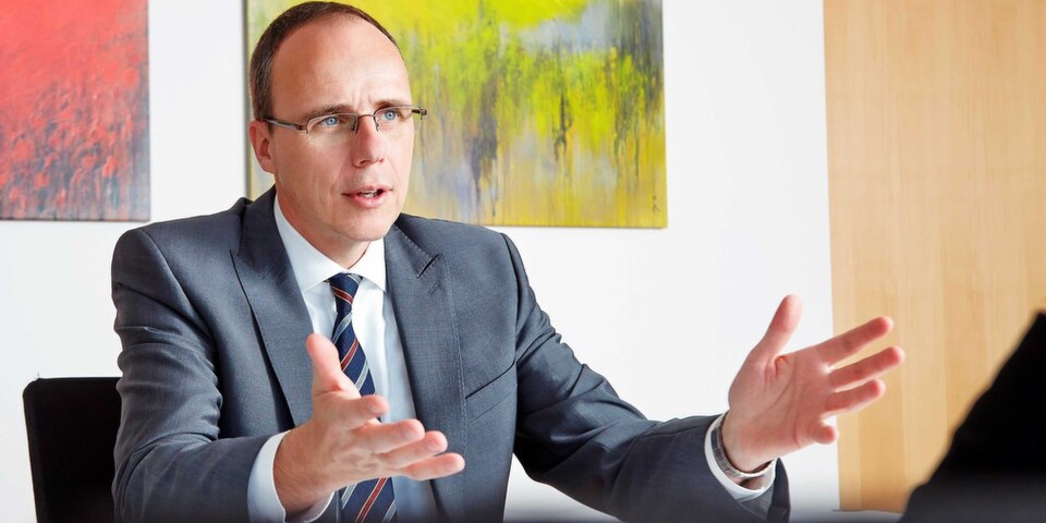 eServices – Dienste für Bürger und Wirtschaft, eAdministration – Optimierung der Verwaltung nach innen und Open Government – Öffnung der Verwaltung nach außen, das sei der Dreiklang der hessischen eGovernment-Stragei, so Innenminister Peter Beuth eServices – Dienste für Bürger und Wirtschaft, eAdministration – Optimierung der Verwaltung nach innen und Open Government – Öffnung der Verwaltung nach außen, das sei der Dreiklang der hessischen eGovernment-Stragei, so Innenminister Peter Beuth
