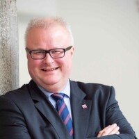 „Wirtschaft und Gesellschaft in unserem Land profitieren stark von digitalen Dienstleistungen. Sie eröffnen auf Seiten des Staates aber auch die Chance auf mehr Bürgerfreundlichkeit und Senkung von Bürokratiekosten“, so Hessens Finanzminister und CIO Thomas Schäfer „Wirtschaft und Gesellschaft in unserem Land profitieren stark von digitalen Dienstleistungen. Sie eröffnen auf Seiten des Staates aber auch die Chance auf mehr Bürgerfreundlichkeit und Senkung von Bürokratiekosten“, so Hessens Finanzminister und CIO Thomas Schäfer