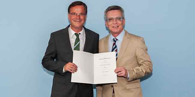 Bundesinnenminister de Maizière überreicht Engelke die Ernennungsurkunde Bundesinnenminister de Maizière überreicht Engelke die Ernennungsurkunde