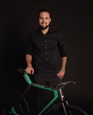 Weder E-Bike noch Pedelec - Florian Mayer mit seinem elktrounterstützten „Urban Rush“ für den Stadtverkehr. Weder E-Bike noch Pedelec - Florian Mayer mit seinem elktrounterstützten „Urban Rush“ für den Stadtverkehr.