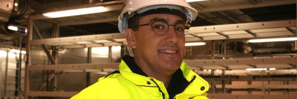 Jorge Balcells, der technische Director von Verne Global, lädt zum Besuch des Rechenzentrums ein. Jorge Balcells, der technische Director von Verne Global, lädt zum Besuch des Rechenzentrums ein.