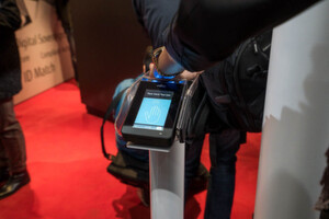 Biometrische Zugriffskontrolle per kontaktlosem Infrarot-Handvenenscan - eine Erfindung von Fujitsu. Biometrische Zugriffskontrolle per kontaktlosem Infrarot-Handvenenscan - eine Erfindung von Fujitsu.