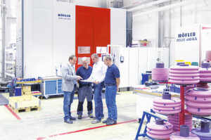 Schunk-Verkaufsleiter Bernd Heib im Gespräch mit Teamleiter Ulrich Berger, Betriebsleiter Thomas Decker und Fertigungsleiter Uwe Kühl (v. l.). Nach den Erfolgen beim Schleifen gibt es bereits Überlegungen, das Schunk-Nullpunktspannsystem Vero-S auch bei der Weichbearbeitung zu nutzen. Schunk-Verkaufsleiter Bernd Heib im Gespräch mit Teamleiter Ulrich Berger, Betriebsleiter Thomas Decker und Fertigungsleiter Uwe Kühl (v. l.). Nach den Erfolgen beim Schleifen gibt es bereits Überlegungen, das Schunk-Nullpunktspannsystem Vero-S auch bei der Weichbearbeitung zu nutzen.