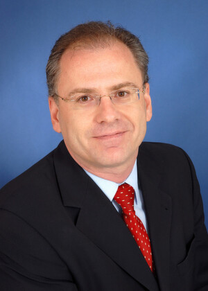 Mihai Morcan von der Dell GmbH evaluiert mit seinem Team per Datacenter-Assessments die Zukunftstauglichkeit von Rechenentrumsarchitekturen. Mihai Morcan von der Dell GmbH evaluiert mit seinem Team per Datacenter-Assessments die Zukunftstauglichkeit von Rechenentrumsarchitekturen.