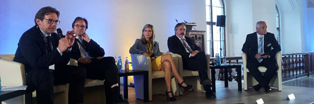 Podiumsdiskussion „Bürger und Verwaltung – Hand in Hand“ mit Jörn von Lucke, Zeppelin University; Renate Mitterhuber, Stellvertreterin des Hamburger CIO; Franz-Reinhard Habbel, Sprecher des DStGB, und Peter Onderscheka, Leiter des Geschäftsbereichs IT-Strategie bei der Landeshauptstadt (v.l.). Moderation: Manfred Klein, eGovernment Computing Podiumsdiskussion „Bürger und Verwaltung – Hand in Hand“ mit Jörn von Lucke, Zeppelin University; Renate Mitterhuber, Stellvertreterin des Hamburger CIO; Franz-Reinhard Habbel, Sprecher des DStGB, und Peter Onderscheka, Leiter des Geschäftsbereichs IT-Strategie bei der Landeshauptstadt (v.l.). Moderation: Manfred Klein, eGovernment Computing