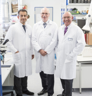Prof. Dr. Ardeschir Ghofrani (, Unversitätsklinkum Essen, l.), Prof. Dr. Johannes-Peter Stasch (Bayer Healthcare, m.) und Dr. Reiner Frey (Bayer Healthcare) sind für ihre Eintwicklung eines Medikaments zur Behandlung von zwei lebensbedrohlichen Formen des Lungenhochdrucks für den Deutschen Zukunftspreis 2015 nominiert worden. Prof. Dr. Ardeschir Ghofrani (, Unversitätsklinkum Essen, l.), Prof. Dr. Johannes-Peter Stasch (Bayer Healthcare, m.) und Dr. Reiner Frey (Bayer Healthcare) sind für ihre Eintwicklung eines Medikaments zur Behandlung von zwei lebensbedrohlichen Formen des Lungenhochdrucks für den Deutschen Zukunftspreis 2015 nominiert worden.