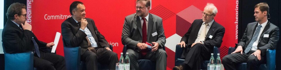 Diskussionsrunde zur IT-Konsolidierung mit (v. l.) Horst Flätgen, Unterabteilungsleiter, Bundesministerium der Finanzen; Ingo Engelhardt, Bereichsleiter, Bundesagentur für Arbeit;Stefan Pechardscheck, Partner, BearingPoint, und Jörn Riedel, CIO, Freie und Hansestadt Hamburg. Moderation: Manfred Klein, eGovernment Computing (g.l.) Diskussionsrunde zur IT-Konsolidierung mit (v. l.) Horst Flätgen, Unterabteilungsleiter, Bundesministerium der Finanzen; Ingo Engelhardt, Bereichsleiter, Bundesagentur für Arbeit;Stefan Pechardscheck, Partner, BearingPoint, und Jörn Riedel, CIO, Freie und Hansestadt Hamburg. Moderation: Manfred Klein, eGovernment Computing (g.l.)