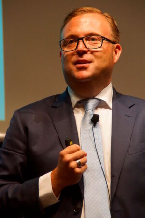 „Studien zeigen, dass sich rund 50 Prozent der Unternehmen in einem Preiskrieg in ihrem Produktbereich befinden. 86 Prozent der Unternehmen sehen die Ursache dafür beim Mitbewerber“, Jörg M. Krütten, Leiter des globalen Life Science-Geschäftsbereichs beim Beratungsunternehmen Simon-Kucher & Partners. „Studien zeigen, dass sich rund 50 Prozent der Unternehmen in einem Preiskrieg in ihrem Produktbereich befinden. 86 Prozent der Unternehmen sehen die Ursache dafür beim Mitbewerber“, Jörg M. Krütten, Leiter des globalen Life Science-Geschäftsbereichs beim Beratungsunternehmen Simon-Kucher & Partners.