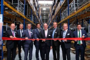 v.l. Bernd Oevermann (Hellmann), Detlev Hornhues (Hellmann), Dr. Michael Fraas (Wirtschaftsreferent Stadt Nürnberg), Andreas DeVece (Delphi), Klaus Hellmann, Michael Dvorak (Delphi), Harald Leupold (Hafen Nürnberg), Martin Wehner (Hellmann). v.l. Bernd Oevermann (Hellmann), Detlev Hornhues (Hellmann), Dr. Michael Fraas (Wirtschaftsreferent Stadt Nürnberg), Andreas DeVece (Delphi), Klaus Hellmann, Michael Dvorak (Delphi), Harald Leupold (Hafen Nürnberg), Martin Wehner (Hellmann).