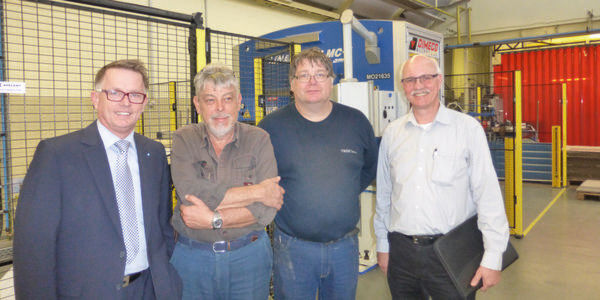 Erik ten Dolle, Bernard Bozian (beide Dimeco), Jürgen Hakvoort und Ralf Theodor Schmitz (beide Trox) (v.l.n.r.) sind sich über die Vorteile der Linapunch einig. Erik ten Dolle, Bernard Bozian (beide Dimeco), Jürgen Hakvoort und Ralf Theodor Schmitz (beide Trox) (v.l.n.r.) sind sich über die Vorteile der Linapunch einig.