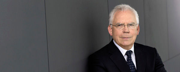 Ulrich Hackenberg ist einer der Top-Manager die infolge der Abgas-Affäre ihren Hut nehmen müssen. Ulrich Hackenberg ist einer der Top-Manager die infolge der Abgas-Affäre ihren Hut nehmen müssen.