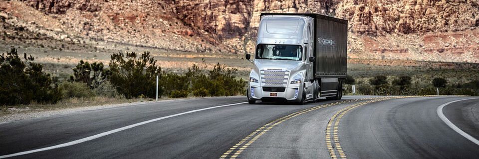 Beispiel für Industrie 4.0: Im Mai dieses Jahres hatte der Daimler-Truck Weltpremiere auf einem US-Highway in Nevada. Beispiel für Industrie 4.0: Im Mai dieses Jahres hatte der Daimler-Truck Weltpremiere auf einem US-Highway in Nevada.