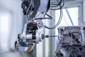 Ein neues Entgratcenter für das automatisierte Entgraten im industriellen Fertigungsprozess zeigt August Mössner. Ein neues Entgratcenter für das automatisierte Entgraten im industriellen Fertigungsprozess zeigt August Mössner.