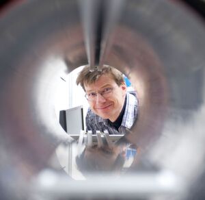 Klaus Kirch, Laborleiter Teilchenphysik am PSI, an einem Testaufbau zur Messung des elektrischen Dipolmoments des Neutrons. Die Forschenden haben eine neue Methode entwickelt, ultrakalte Neutronen zu vermessen. Diese kann womöglich bei der Erklärung helfen, weshalb beim Urknall deutlich mehr Materie als Antimaterie entstand. Klaus Kirch, Laborleiter Teilchenphysik am PSI, an einem Testaufbau zur Messung des elektrischen Dipolmoments des Neutrons. Die Forschenden haben eine neue Methode entwickelt, ultrakalte Neutronen zu vermessen. Diese kann womöglich bei der Erklärung helfen, weshalb beim Urknall deutlich mehr Materie als Antimaterie entstand.