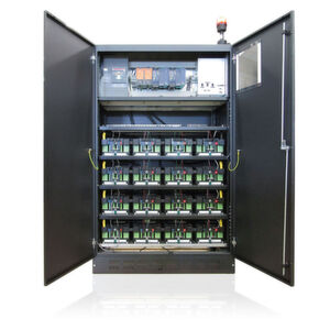 Der Batterieschrank von Yuasa als System zur unterbrechungsfreien Stromversorgung ist mit 16 Modulen der LIM25H-8 bestückt. Der Batterieschrank von Yuasa als System zur unterbrechungsfreien Stromversorgung ist mit 16 Modulen der LIM25H-8 bestückt.