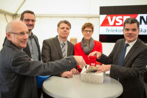 (von links nach rechts) Michael Leidinger, Geschäftsführer VSE NET GmbH, Patrick Bohn und Maik Hausknecht, Net-Build GmbH, Ministerpräsidentin Annegret Kramp-Karrenbauer sowie Gabriël Clemens, Vorstand VSE AG, bei der Grundsteinlegung. (von links nach rechts) Michael Leidinger, Geschäftsführer VSE NET GmbH, Patrick Bohn und Maik Hausknecht, Net-Build GmbH, Ministerpräsidentin Annegret Kramp-Karrenbauer sowie Gabriël Clemens, Vorstand VSE AG, bei der Grundsteinlegung.