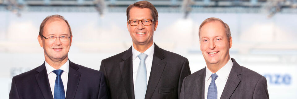 Umsatzrekord und Profitabilität gesteigert: Frank Maier, Vorstand Innovation, Christian Wendler, Vorstandsvorsitzender und Dr. Yorck Schmidt, Finanzvorstand der Lenze-Gruppe (v.l.n.r.). Umsatzrekord und Profitabilität gesteigert: Frank Maier, Vorstand Innovation, Christian Wendler, Vorstandsvorsitzender und Dr. Yorck Schmidt, Finanzvorstand der Lenze-Gruppe (v.l.n.r.).
