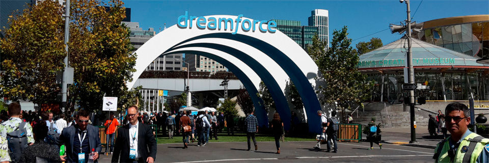 Mega-Event von Salesforce in San Francisco: Der Bogen über dem Eingang zum Dreamforce-Campus, der alle drei Moscone-Center-Hallen umfasste. Dort fanden dieses Jahr rund 170.000 Besucher Platz. Mega-Event von Salesforce in San Francisco: Der Bogen über dem Eingang zum Dreamforce-Campus, der alle drei Moscone-Center-Hallen umfasste. Dort fanden dieses Jahr rund 170.000 Besucher Platz.