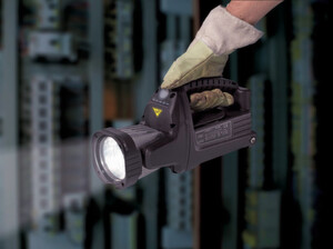 LEDs kommen in vielen Formen und Größen – ob als Handscheinwerfer, als Deckenleuchte für den Einsatz in explosiven Atmosphären oder sogar unter Wasser. LEDs sind nicht nur sicher, sondern – bezogen auf den gesamten Lebenszyklus und die TCOs – sogar günstiger als herkömmliche Leuchten. LEDs kommen in vielen Formen und Größen – ob als Handscheinwerfer, als Deckenleuchte für den Einsatz in explosiven Atmosphären oder sogar unter Wasser. LEDs sind nicht nur sicher, sondern – bezogen auf den gesamten Lebenszyklus und die TCOs – sogar günstiger als herkömmliche Leuchten.
