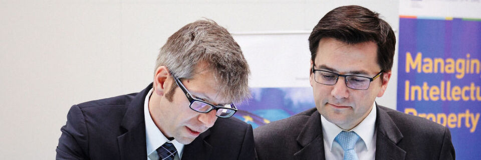 Thomas Kutschaty (r.) im Gespräch mit Carsten Schmidt, Koordinator der Projekte e-SENS und e-CODEX Thomas Kutschaty (r.) im Gespräch mit Carsten Schmidt, Koordinator der Projekte e-SENS und e-CODEX