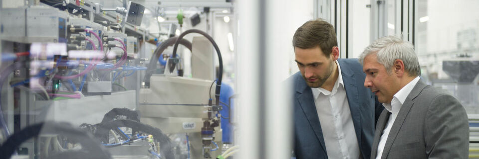Siemens päsentiert seine Produktneuheiten auf der SPS IPC Drives 2015: Zum Beispiel können Unternehmen mit den Simatic Migration Services ihre Automatisierungssysteme durch den Umstieg auf aktuelle Simatic Technologien zukunftssicher machen. Siemens päsentiert seine Produktneuheiten auf der SPS IPC Drives 2015: Zum Beispiel können Unternehmen mit den Simatic Migration Services ihre Automatisierungssysteme durch den Umstieg auf aktuelle Simatic Technologien zukunftssicher machen.