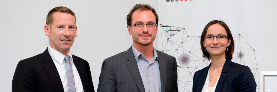 Dominik Bertram erhält den Award „Land der Ideen“ für die Medical Insights App. Von links nach rechts: Thorsten Schlegel, Deutsche Bank; Dominik Bertram, Leiter Entwicklungsbereich Healthcare & Life Science, SAP Deutschland SE & Co. KG; Katrin Hennig, Deutschland – Land der Ideen. Dominik Bertram erhält den Award „Land der Ideen“ für die Medical Insights App. Von links nach rechts: Thorsten Schlegel, Deutsche Bank; Dominik Bertram, Leiter Entwicklungsbereich Healthcare & Life Science, SAP Deutschland SE & Co. KG; Katrin Hennig, Deutschland – Land der Ideen.