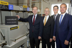 Weltrekord geschafft! Seit mehr als 70.000 Stunden verrichtet ein Brennstoffzellenstapel im Forschungszentrum Jülich unermüdlich seine Arbeit. Davon vergewissern sich vor Ort (v.l.) Forschungsstaatssekretär Thomas Rachel (l.), Vorstandsmitglied Prof. Harald Bolt, Dr. Marco Brandner (Firma Plansee) und Dr. Walther Pelzer vom NRW-Wissenschaftsministerium. Weltrekord geschafft! Seit mehr als 70.000 Stunden verrichtet ein Brennstoffzellenstapel im Forschungszentrum Jülich unermüdlich seine Arbeit. Davon vergewissern sich vor Ort (v.l.) Forschungsstaatssekretär Thomas Rachel (l.), Vorstandsmitglied Prof. Harald Bolt, Dr. Marco Brandner (Firma Plansee) und Dr. Walther Pelzer vom NRW-Wissenschaftsministerium.