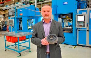 Michael Metzinger, Entwicklung Elastomertechnik von Winkelmann: „Durch die Verwendung eines Kaltkanals kann das unvernetzte EPDM-Material gekühlt geführt werden. Bei einem Nadelverschlusskaltkanal befindet sich dieser Injektionspunkt unmittelbar an der Kavität. Prozesssicherheit und Reproduzierfähigkeit sind die Parameter, an denen wir unsere Fertigungstechnik messen müssen.“ Michael Metzinger, Entwicklung Elastomertechnik von Winkelmann: „Durch die Verwendung eines Kaltkanals kann das unvernetzte EPDM-Material gekühlt geführt werden. Bei einem Nadelverschlusskaltkanal befindet sich dieser Injektionspunkt unmittelbar an der Kavität. Prozesssicherheit und Reproduzierfähigkeit sind die Parameter, an denen wir unsere Fertigungstechnik messen müssen.“