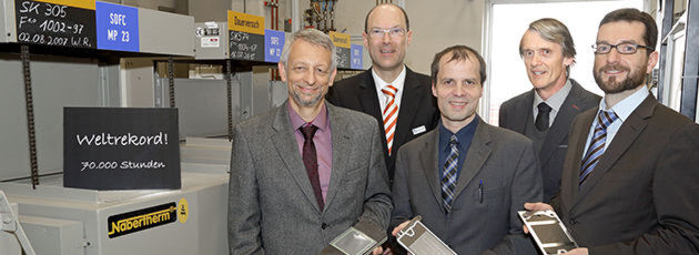 Sie tragen die Verantwortung für den reibungslosen Betrieb der Rekord-Brennstoffzelle (v.l.): Prof. Ludger Blum (IEK-3), Dr. Norbert H. Menzler (IEK-1), Dr. Jürgen Malzbender (IEK-2), Dr. Bert de Haart (IEK-9) und Dipl.-Ing. Nikolaos Margaritis (ZEA-1). Sie tragen die Verantwortung für den reibungslosen Betrieb der Rekord-Brennstoffzelle (v.l.): Prof. Ludger Blum (IEK-3), Dr. Norbert H. Menzler (IEK-1), Dr. Jürgen Malzbender (IEK-2), Dr. Bert de Haart (IEK-9) und Dipl.-Ing. Nikolaos Margaritis (ZEA-1).