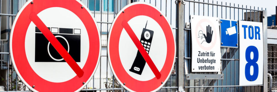 Industriespionage verursacht Milliardenschäden. Die Telekom bietet mit dem Service "Lauschabwehr" Unternehmen Hilfe zur Abwehr unerwünschter Mithörer von vertraulichen Gesprächen. Industriespionage verursacht Milliardenschäden. Die Telekom bietet mit dem Service "Lauschabwehr" Unternehmen Hilfe zur Abwehr unerwünschter Mithörer von vertraulichen Gesprächen.